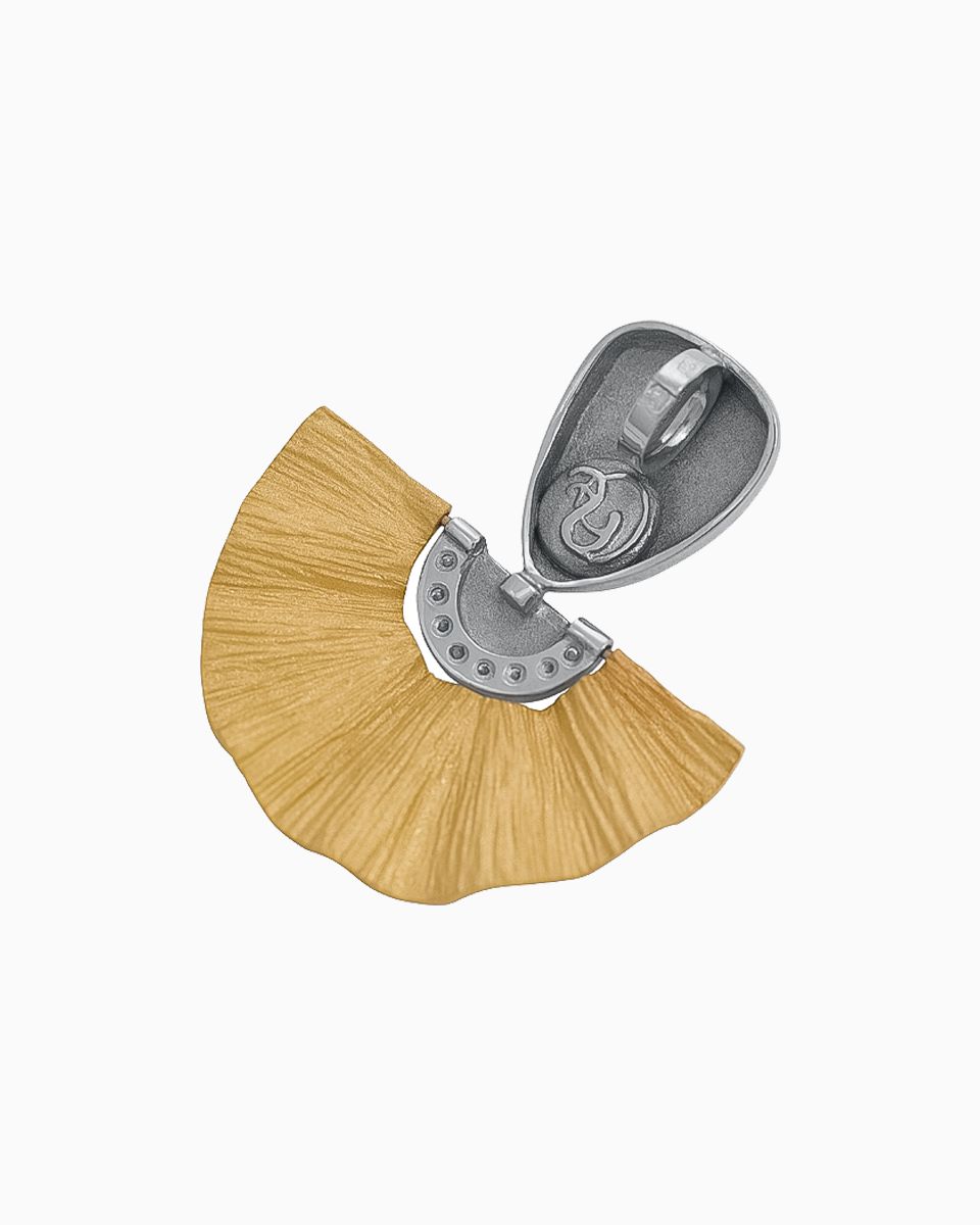 Medalha Leque Ouro 19,25Kt com Diamantes | PEDRO ALVES traz Medalha Leque Ouro 19,25Kt com Diamantes | PEDRO ALVES traz