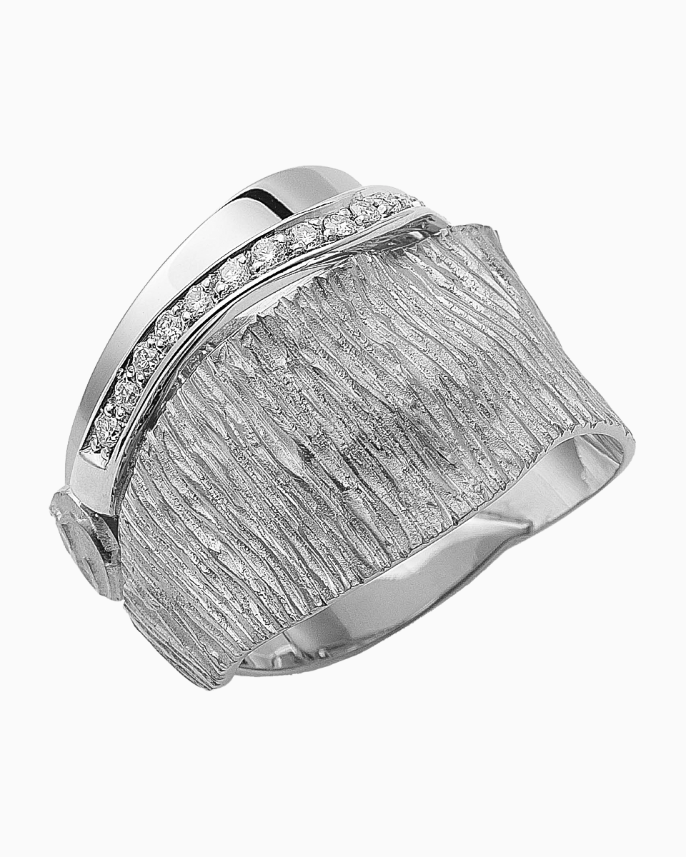 Anel Ouro 19,2Kt com textura raiada e Diamantes | PEDRO ALVES branco Anel Ouro 19,2Kt com textura raiada e Diamantes | PEDRO ALVES branco